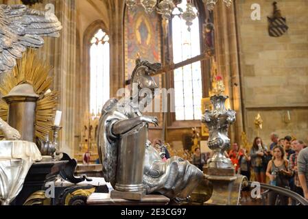 Praga, repubblica Ceca - 26 luglio 2017: Turisti che visitano la Tomba di San Giovanni di Nepomuk nella Cattedrale di San Vito, Praga Foto Stock