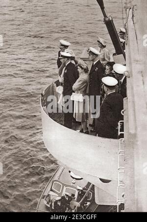 EDITORIALE SOLO la principessa Elisabetta di York e il principe Filippo, visto qui quando era tenente Philip Mountbatten, accompagnando suo padre re Giorgio VI a bordo della H.M.S. Maidstone durante un'ispezione della flotta domestica nella Clyde. Giorgio VI (Albert Frederick Arthur George),1895-1952. Re del Regno Unito e i domini del Commonwealth britannico. Principessa Elisabetta di York, futuro Elisabetta II,1926 - 2022. Regina del Regno Unito. Principe Filippo, nato il Principe Filippo di Grecia e Danimarca, nel 1921. Marito della regina Elisabetta II del Regno Unito. Dalla Regina Elisabetta Foto Stock