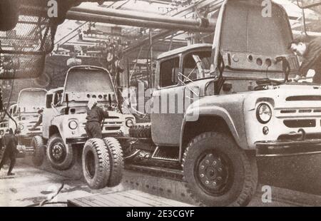 La linea di assemblaggio dei carrelli ZIL-130 nel 1965. Foto Stock