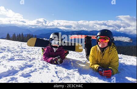 famiglia di snowboarder in località invernale in montagna Foto Stock