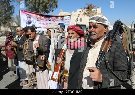 Sanaa, Yemen. 18 gennaio 2021. I sostenitori di Houthi prendono parte a una protesta davanti all'ambasciata statunitense di Sanaa contro gli Stati Uniti per la decisione di designare il movimento dei ribelli Houthi come organizzazione terroristica straniera. Credit: Hani al-ANSI/dpa/Alamy Live News Foto Stock