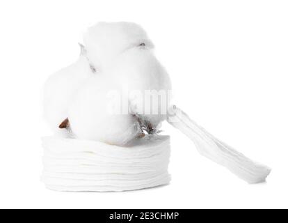 Catasta di tamponi di cotone e fiore di cotone isolato su bianco Foto Stock