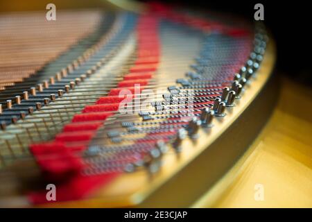 La parte colorata della tavola sonora di un pianoforte tedesco Steinway M. L'illuminazione è la luce solare attraverso una finestra vicina. Foto Stock