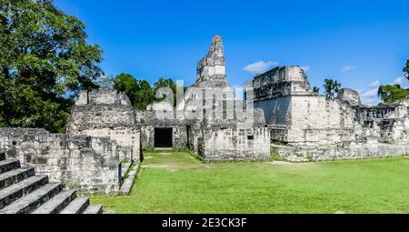 Famosi antichi templi Maya nel Parco Nazionale di Tikal, Guatemala, America Centrale Foto Stock
