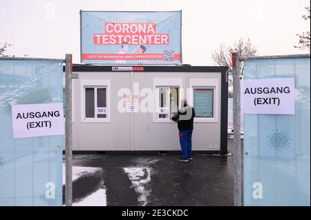 Kodersdorf, Germania. 18 gennaio 2021. Un dipendente della società CoviMedical UG esegue un test rapido Corona attraverso una finestra di un centro di test Corona in un'area di servizio. Dal 18 gennaio 2021, ai pendolari da o verso aree ad alto rischio è stato richiesto di effettuare un test una volta alla settimana. Credit: Sebastian Kahnert/dpa-Zentralbild/dpa/Alamy Live News Foto Stock