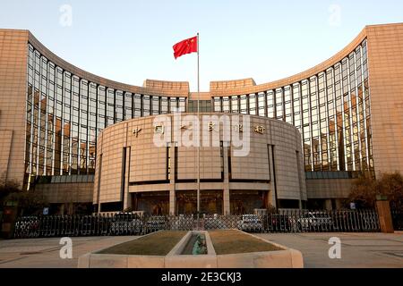 Pechino, Cina. 18 gennaio 2021. La bandiera nazionale cinese vola di fronte alla Banca popolare cinese, la banca centrale del paese, a Pechino lunedì 18 gennaio 2021. La seconda economia mondiale è cresciuta del 2.3% nel 2020, la più lenta in decenni, ma mostrando una lenta ripresa anche quando il resto del mondo è stato sconvolto dalla pandemia del coronavirus. Foto di Stephen Shaver/UPI Credit: UPI/Alamy Live News Foto Stock