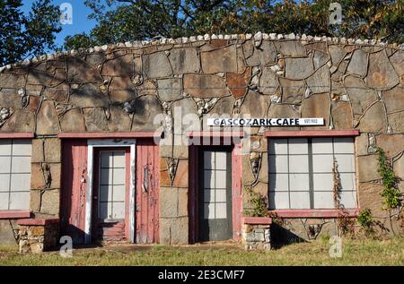 La facciata in pietra dell'ex bar e stazione di servizio Gascozark, ora abbandonato. Costruito all'inizio degli anni '30, serviva i viaggiatori della Route 66. Foto Stock