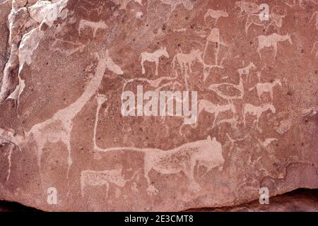 Boscimani che intaglia a Twyfelfontein, antiche incisioni rupestri nella Regione Kunene della Namibia nord-occidentale. Foto Stock