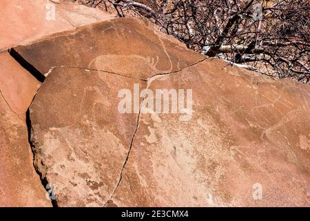 Boscimani che intaglia a Twyfelfontein, antiche incisioni rupestri nella Regione Kunene della Namibia nord-occidentale. Foto Stock