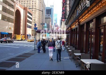 China Town, New York, USA, ristorante, persone che camminano borse, strada dei taxi, segnaletica stradale, luci al neon, fermata dell'autobus in attesa di griglie per grill, sedie per furgoni trafficate Foto Stock