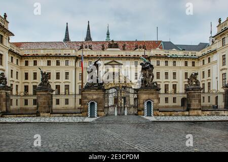 Castello di Praga vuoto e chiuso, Repubblica Ceca, durante il blocco pandemico COVID-19 nel gennaio 2021. Porta principale del Castello di Praga con statue. Nessun turista, Foto Stock