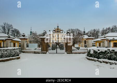 Barocco Chateau Jemniste con romantico parco inglese, Boemia centrale, Repubblica Ceca. Utilizzato come residenza dalla vecchia famiglia aristocratica di Sternberg. Foto Stock