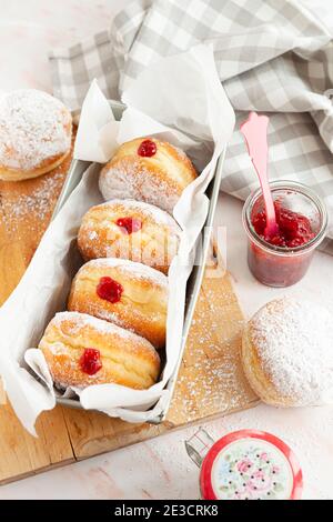 Deliziose ciambelle tedesche riempite di marmellata e zucchero a velo Foto Stock