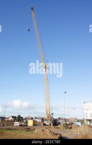 Grande gru gialla sul cantiere Foto Stock