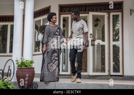 Kampala, Regione Centrale, Uganda. 15 gennaio 2021. Bobi Wine, il musicista e candidato presidenziale il cui vero nome è Robert Kyagulanyi, e sua moglie Barbara Itungo sono raffigurati fuori dalla loro casa a Magere, alla periferia di Kampala, prima di votare. Le elezioni ugandesi, il 14 gennaio 2021, sono state le più tese in decenni. Credit: Sally Hayden/SOPA Images/ZUMA Wire/Alamy Live News Foto Stock