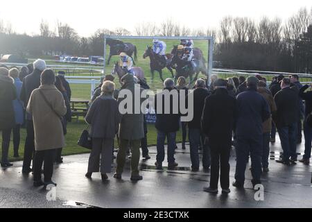 Riunione di gara di Capodanno al circuito Ayr 2 gennaio 2018. Le folle si riuniscono intorno ai grandi schermi video all'aperto per guardare le corse televisive Foto Stock