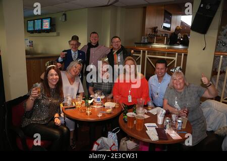 Incontro di Capodanno all'ippodromo di Ayr, 2 gennaio 2018. Gli amanti delle corse apprezzano l'ospitalità Foto Stock