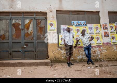 Kampala, Regione Centrale, Uganda. 15 gennaio 2021. Gli uomini si trovano di fronte ai manifesti di Yoweri Museveni, presidente ugandese di lunga data. Le elezioni ugandesi, il 14 gennaio 2021, sono state le più tese di decenni. Credit: Sally Hayden/SOPA Images/ZUMA Wire/Alamy Live News Foto Stock