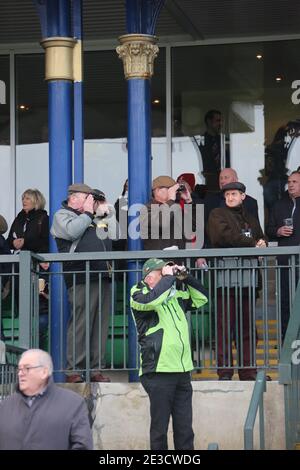 Riunione di gara di Capodanno al circuito Ayr 2 gennaio 2018. Gli uomini in tribuna usano il binocolo per seguire la gara Foto Stock