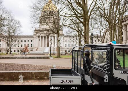 Charleston, Stati Uniti. 17 gennaio 2020. La polizia ha assicurato la casa di stato della West Virginia, che è stata per lo più deserta Domenica prima dell'insediamento del presidente eletto Joe Biden. Biden sarà inaugurato mercoledì. L’FBI ha messo in guardia contro le proteste forse violente di tutte le 50 capitole di stato negli Stati Uniti. Credit: SOPA Images Limited/Alamy Live News Foto Stock