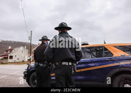 Charleston, Stati Uniti. 17 gennaio 2020. La polizia ha assicurato la casa di stato della West Virginia, che è stata per lo più deserta Domenica prima dell'insediamento del presidente eletto Joe Biden. Biden sarà inaugurato mercoledì. L’FBI ha messo in guardia contro le proteste forse violente di tutte le 50 capitole di stato negli Stati Uniti. Credit: SOPA Images Limited/Alamy Live News Foto Stock