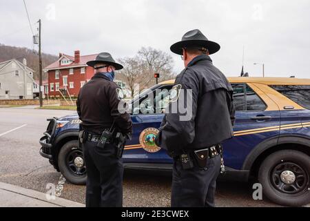 Charleston, Stati Uniti. 17 gennaio 2020. La polizia ha assicurato la casa di stato della West Virginia, che è stata per lo più deserta Domenica prima dell'insediamento del presidente eletto Joe Biden. Biden sarà inaugurato mercoledì. L’FBI ha messo in guardia contro le proteste forse violente di tutte le 50 capitole di stato negli Stati Uniti. Credit: SOPA Images Limited/Alamy Live News Foto Stock