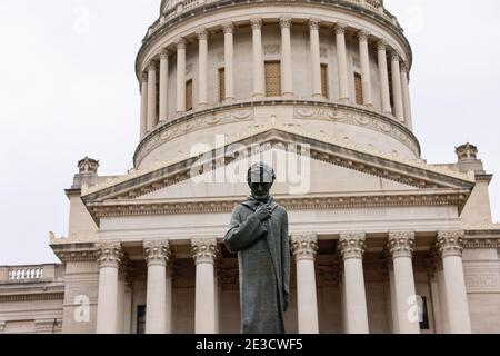 Charleston, Stati Uniti. 17 gennaio 2020. Statua di Abraham Lincoln sui gradini della West Virginia statehouse Domenica prima dell'inaugurazione del presidente eletto Joe Biden. Biden sarà inaugurato mercoledì. L’FBI ha messo in guardia contro le proteste forse violente di tutte le 50 capitole di stato negli Stati Uniti. Credit: SOPA Images Limited/Alamy Live News Foto Stock