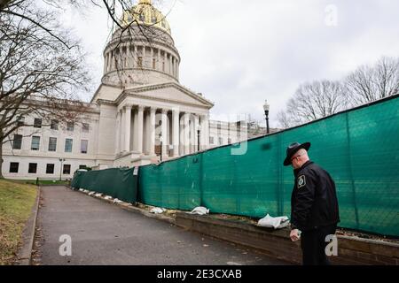 Charleston, West Virginia, Stati Uniti. 17 gennaio 2020. Un membro della Capitol Police pattugliò a piedi nella West Virginia statehouse, che era per lo più deserta Domenica prima dell'inaugurazione del presidente eletto Joe Biden. Biden sarà inaugurato mercoledì. L’FBI ha messo in guardia contro le proteste forse violente di tutte le 50 capitole di stato negli Stati Uniti. Credit: Jeremy Hogan/SOPA Images/ZUMA Wire/Alamy Live News Foto Stock