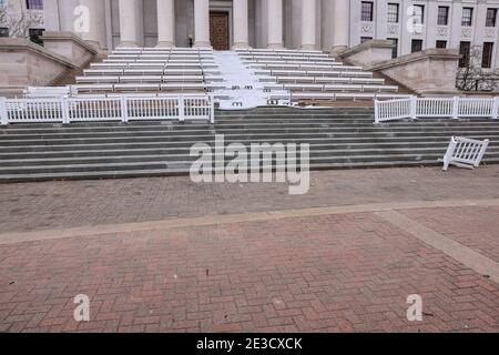 Charleston, West Virginia, Stati Uniti. 17 gennaio 2020. I preparativi per l'insediamento del governatore della Virginia Occidentale Jim Justice presso la Casa di Stato della Virginia Occidentale, che è stata per lo più deserta Domenica prima dell'insediamento del presidente eletto Joe Biden. Biden sarà inaugurato mercoledì. L’FBI ha messo in guardia contro le proteste forse violente di tutte le 50 capitole di stato negli Stati Uniti. Jim Justice è stato recentemente citato dicendo che non è un politico. Credit: Jeremy Hogan/SOPA Images/ZUMA Wire/Alamy Live News Foto Stock