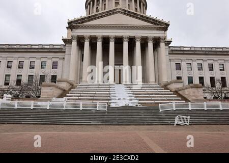 Charleston, West Virginia, Stati Uniti. 17 gennaio 2020. I preparativi per l'insediamento del governatore della Virginia Occidentale Jim Justice presso la Casa di Stato della Virginia Occidentale, che è stata per lo più deserta Domenica prima dell'insediamento del presidente eletto Joe Biden. Biden sarà inaugurato mercoledì. L’FBI ha messo in guardia contro le proteste forse violente di tutte le 50 capitole di stato negli Stati Uniti. Jim Justice è stato recentemente citato dicendo che non è un politico. Credit: Jeremy Hogan/SOPA Images/ZUMA Wire/Alamy Live News Foto Stock