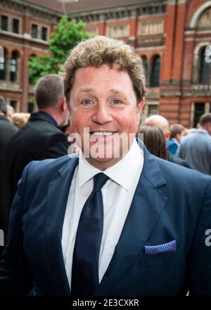 Michael Ball partecipa alla festa dei vincitori dell'Olivier Award al V&A Museum di Londra. Foto Stock