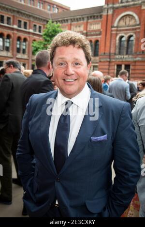 Michael Ball partecipa alla festa dei vincitori dell'Olivier Award al V&A Museum di Londra. Foto Stock