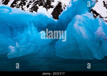 Iceberg in Magdalenefjorden e 8 km di lunghezza e 5 km di larghezza fiordo, sulla costa occidentale di Spitsbergen, nell'Artico archipelego delle Svalbard. Grandi navi da crociera Foto Stock