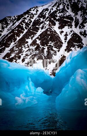 Iceberg in Magdalenefjorden e 8 km di lunghezza e 5 km di larghezza fiordo, sulla costa occidentale di Spitsbergen, nell'Artico archipelego delle Svalbard. Grandi navi da crociera Foto Stock