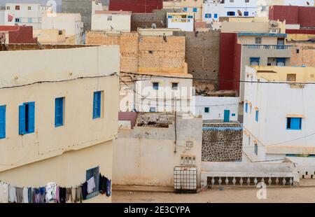 Mura di vecchie case e rinnovate a Tiznit, Marocco. Foto Stock