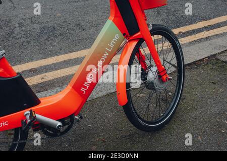 Londra, UK - 01 gennaio 2021: Primo piano di Jump è ora Lime Writing sul noleggio bici Lime su una strada a Londra. Lime ha acquistato Jump Bike da Uber in M. Foto Stock