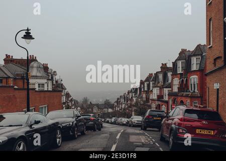 Londra, Regno Unito - 01 gennaio 2021: Skyline di Londra visto da Muswell Hill, un'area suburbana del nord di Londra famosa per le sue strade con architettura edoardiana Foto Stock