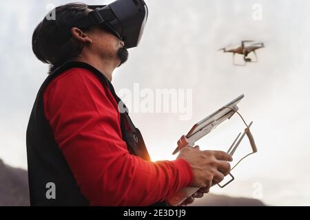 Pilota professionista maschile che fa esperienza fpv con gli occhiali di realtà virtuale E drone - concetto di tecnologia e innovazione Foto Stock