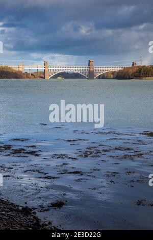 Guardando verso est verso il ponte Britannia, in inverno, sullo stretto di Menai, Anglesey, Galles Foto Stock