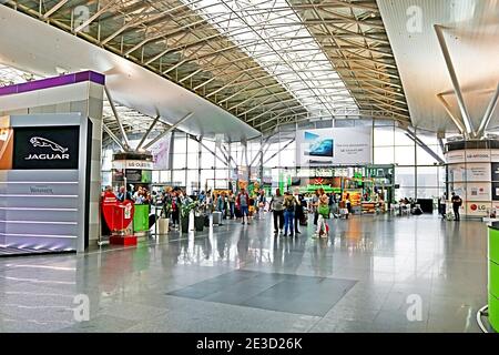 KIEV, UCRAINA - 28 AGOSTO 2018: Persone inidentificate all'aeroporto internazionale Boryspil a Kiev, Ucraina al mattino. Morsetto F Foto Stock