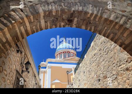 San Nicolaus (Agios Nikolaos), un tempio colorato nella città di Ermoupolis, capitale dell'isola di Syros e del complesso delle Cicladi, in Grecia, Europa Foto Stock