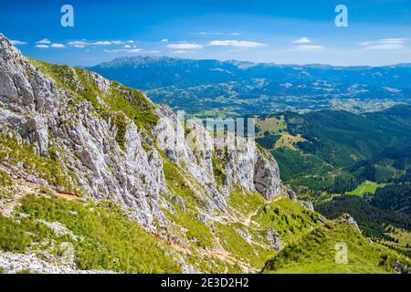 Paesaggio estivo nel massiccio di Piatra Craiului, scena verde in montagna Foto Stock