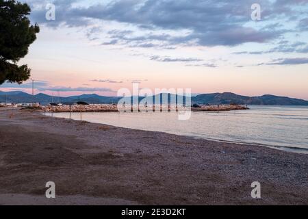 Tolo, Peloponesse, Grecia - 06 gennaio 2019: Tramonto sulla spiaggia Foto Stock