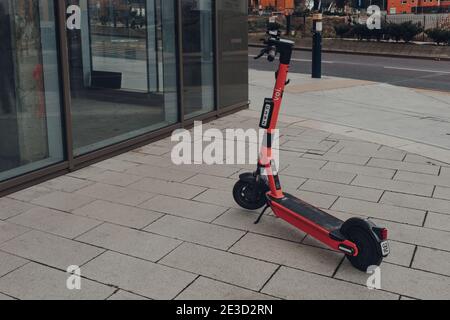 Birmingham, UK - 17 gennaio 2021: Voi noleggio scooter elettrico su una strada a Birmingham, Regno Unito. Gli scooter elettronici sono disponibili a Birmingham e Coventry Foto Stock