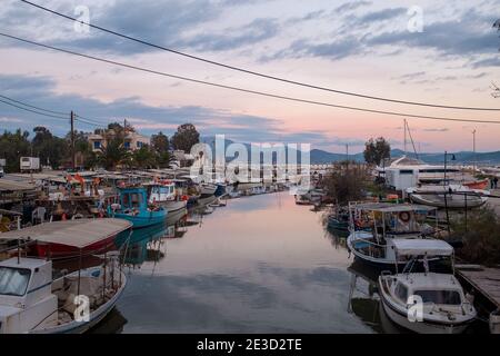 Tolo, Peloponesse, Grecia - 06 gennaio 2019: Barche da pesca al tramonto Foto Stock