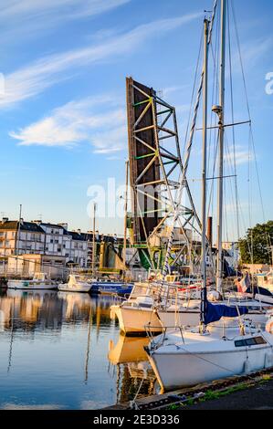 Il vecchio ponte di sollevamento all'ingresso sud del bassin del porto, Saint-Nazaire, Francia Foto Stock