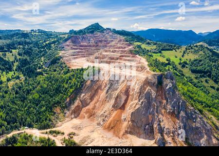 Cava di pietra in un paesaggio estivo, Cava rumena Carpazi miniera di cemento, scena aerea Foto Stock