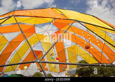 Design di decorazione a cupola mobile. Tende a cupola geodetica. Struttura a guscio sottile emisferica a reticolo basato su un poliedro geodetico. Foto Stock