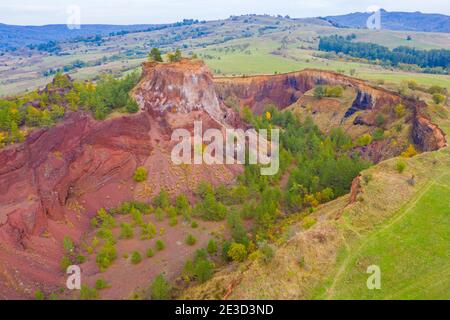 Vista aerea del cratere vulcanico, panorama del vulcano addormentato. L'attività vulcanica ha avuto luogo nei Carpazi rumeni, questo avvenimento 10,000 anni fa. Foto Stock