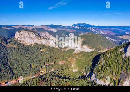 Vista aerea della località montana del Lago Rosso nei Carpazi rumeni. Foto Stock